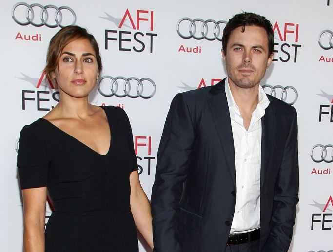 Esposa de Casey Affleck pide el divorcio