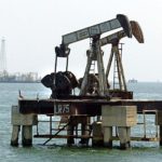 Coronavirus hunde el precio del petróleo, que este martes cayó a menos de 50 dólares