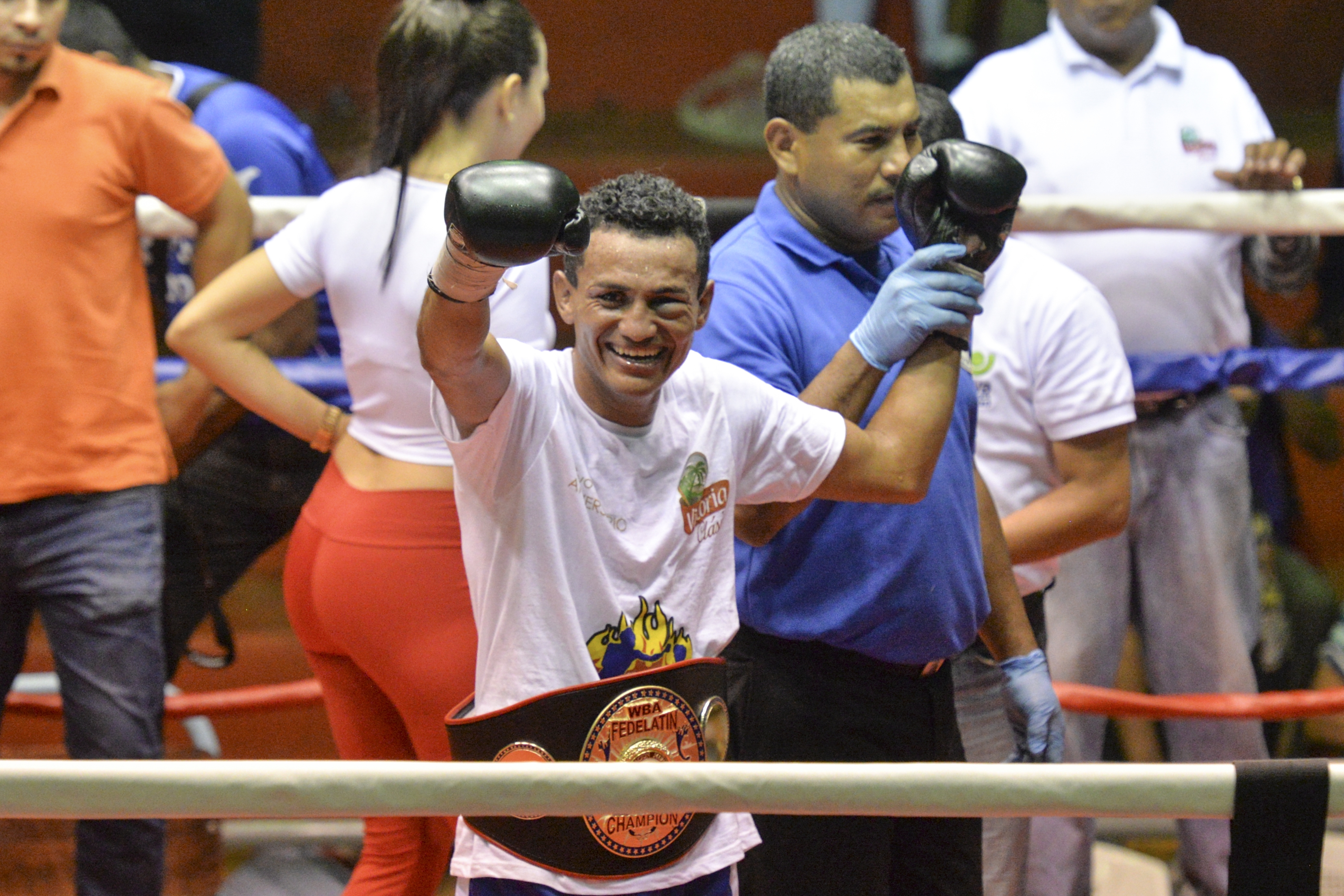 Alexander “Popeye” Mejía, cinturón Fedelatin de las 122 libras de la AMB en la cadera, celebró así su triunfo sobre Ramiro Blanco. Foto: Jader Flores/ LA PRENSA