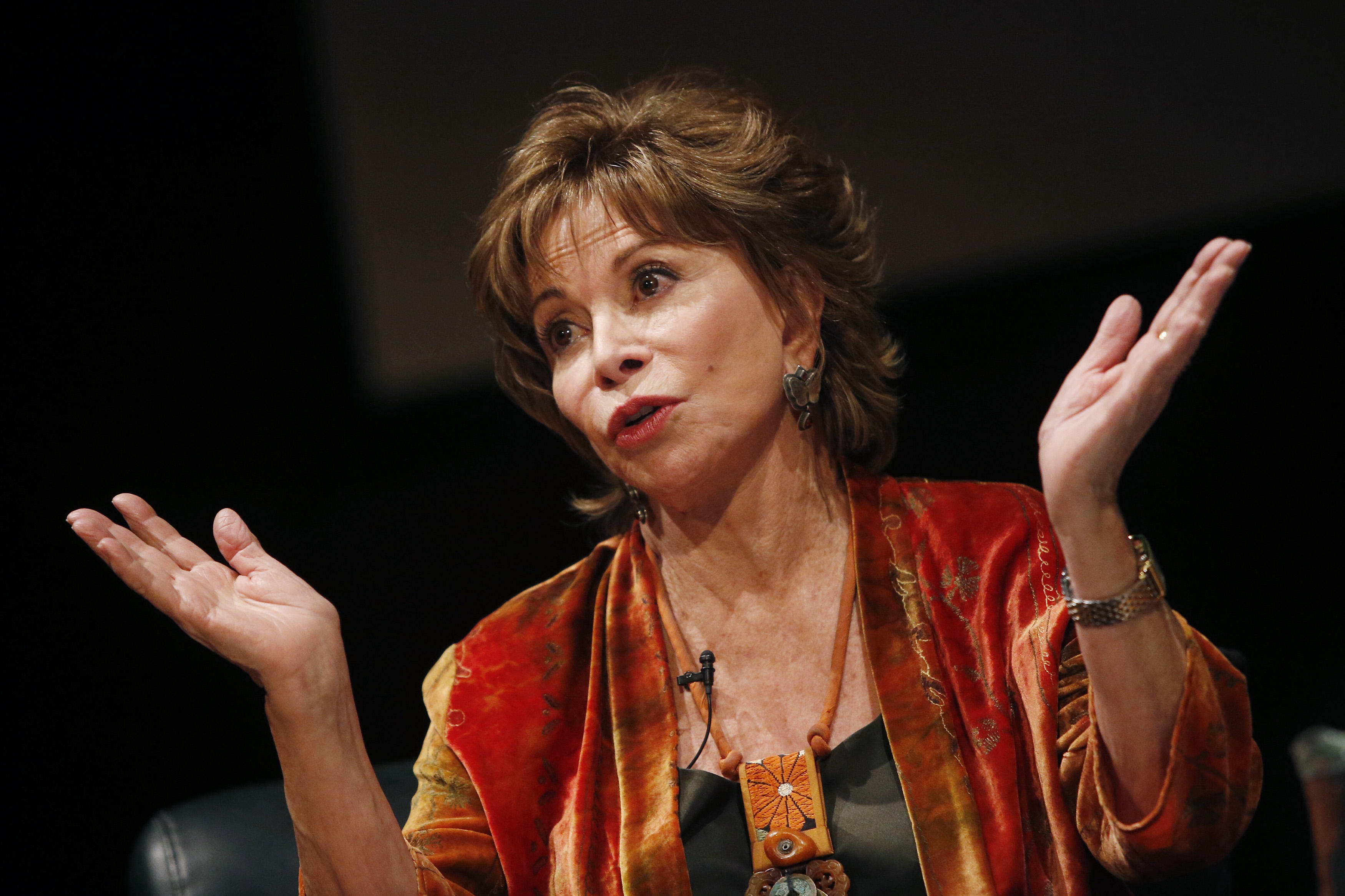 Isabel Allende celebra que mujeres jóvenes se entusiasmen con el feminismo