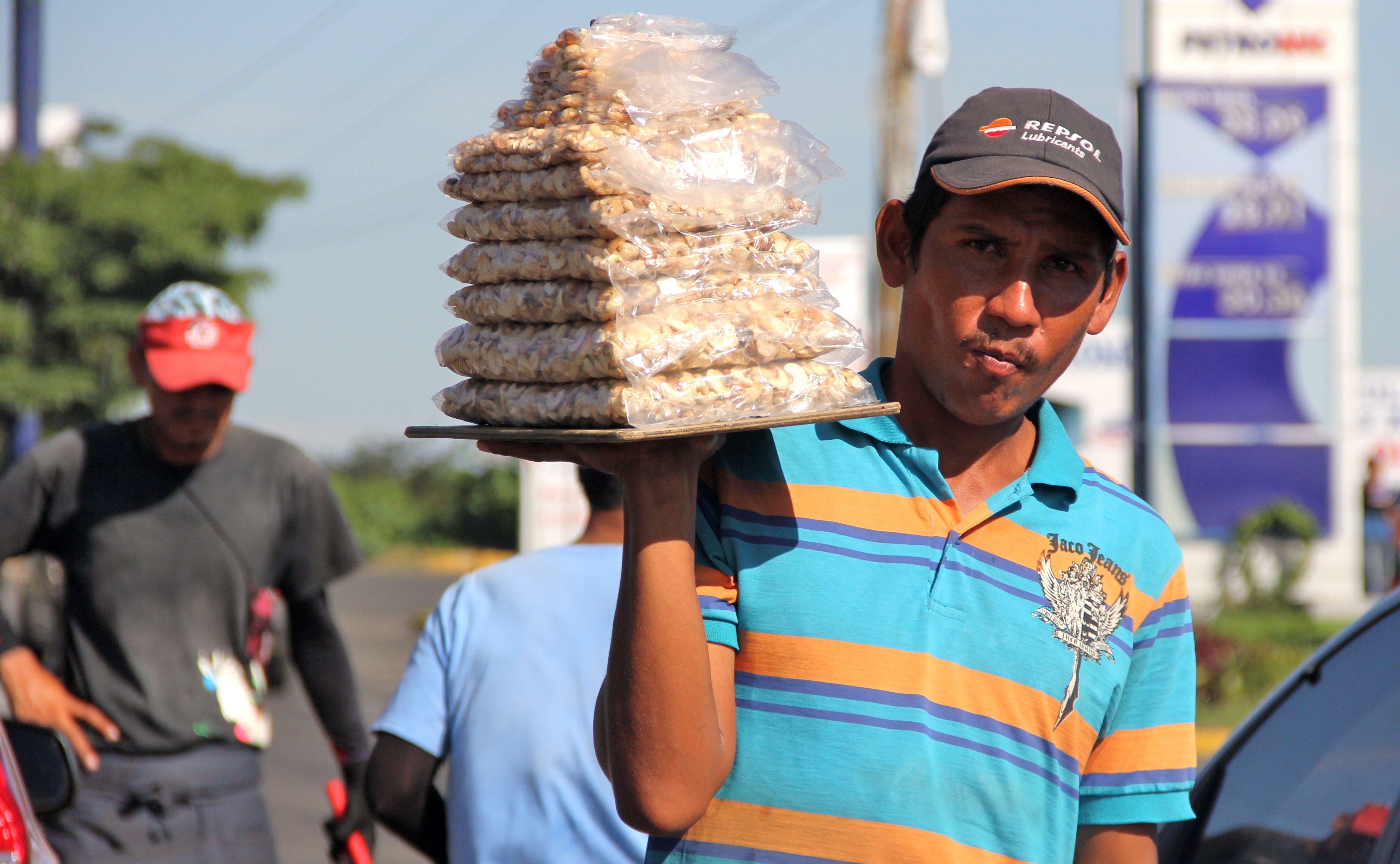 Dime en qué condiciones trabajas y los economistas te dirán si eres pobre