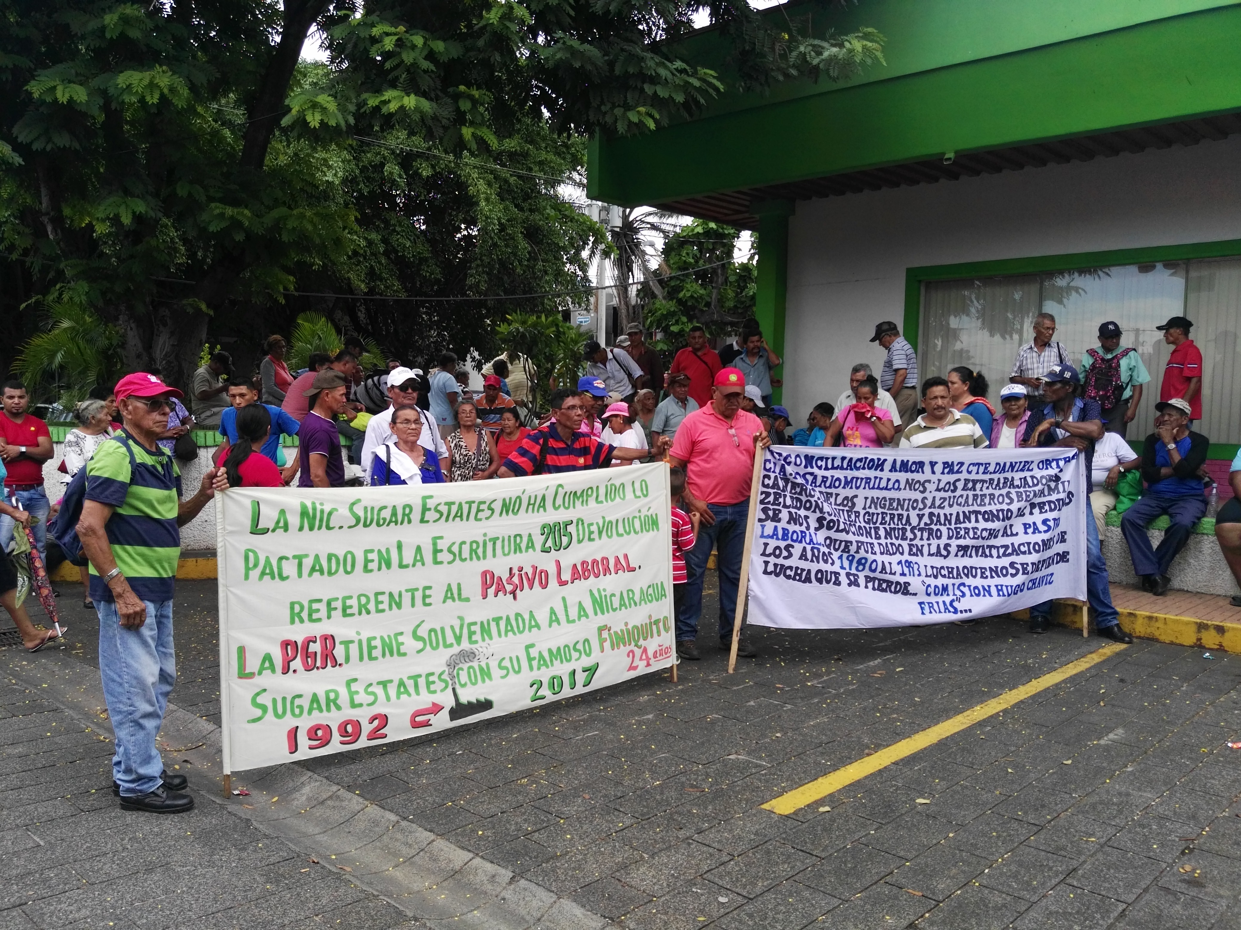 Ex cañeros protestan frente a Secretaría del FSLN
