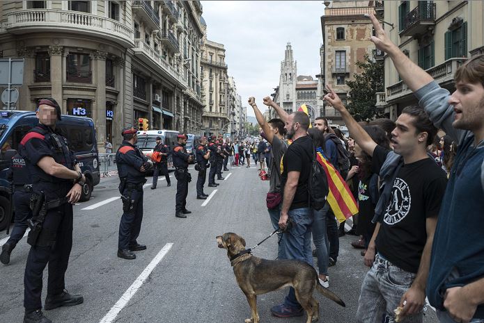 Cataluña protesta en vías de escapar al control del gobierno español