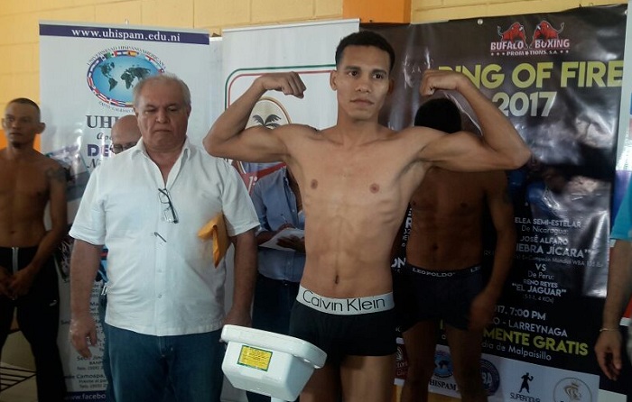 Alexander Espinoza cumplió con su compromiso en el pesaje oficial, a diferencia de su oponente Dixon Flores, quien no se presentó. LA PRENSA/GERMAN GARCÍA