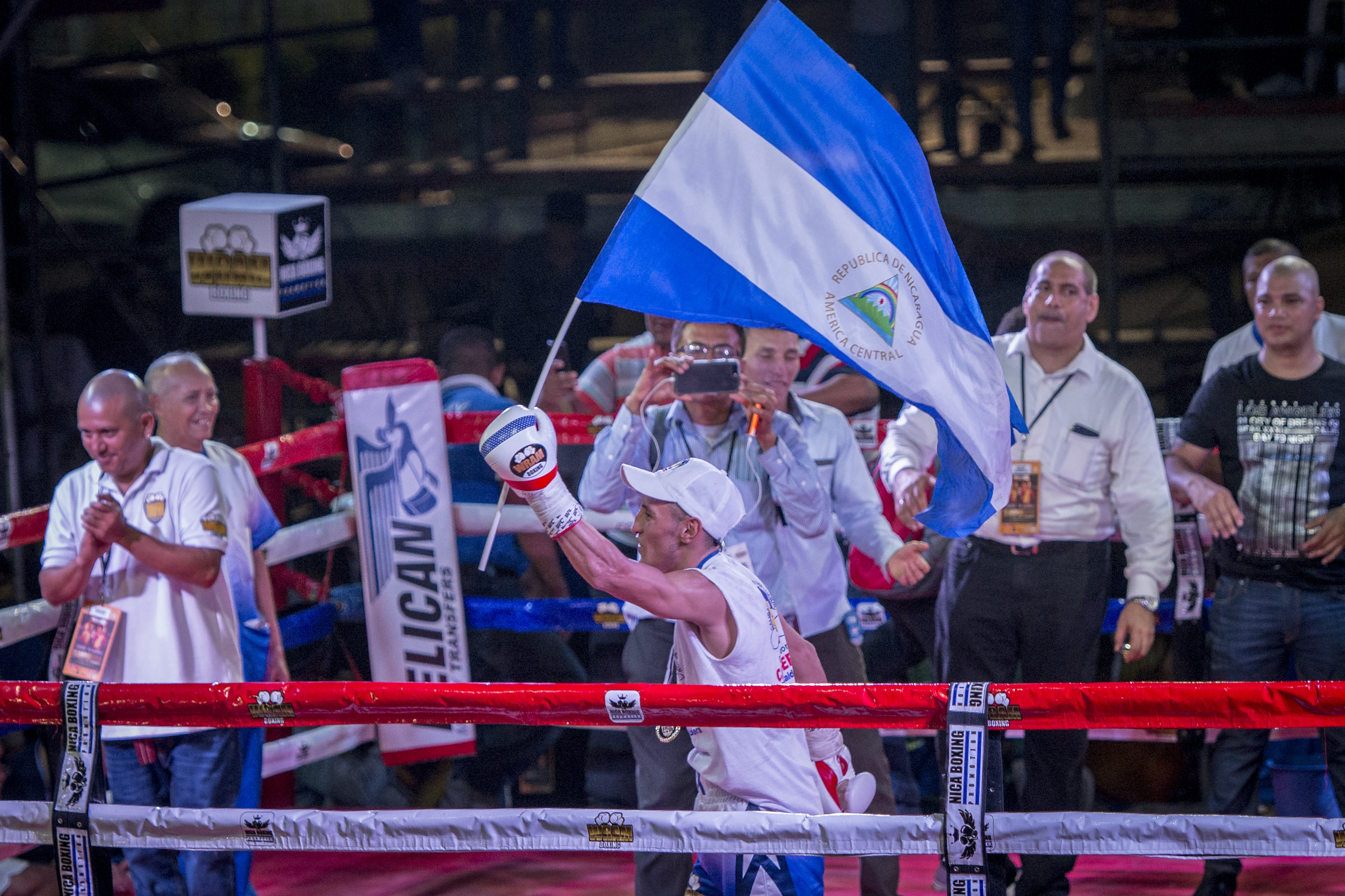 Equipo de Félix Alvarado da pasos para negociar pelea titular