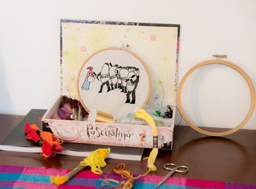 Bordados de Aída Castil colocan a mujeres en «la primera línea de combate»