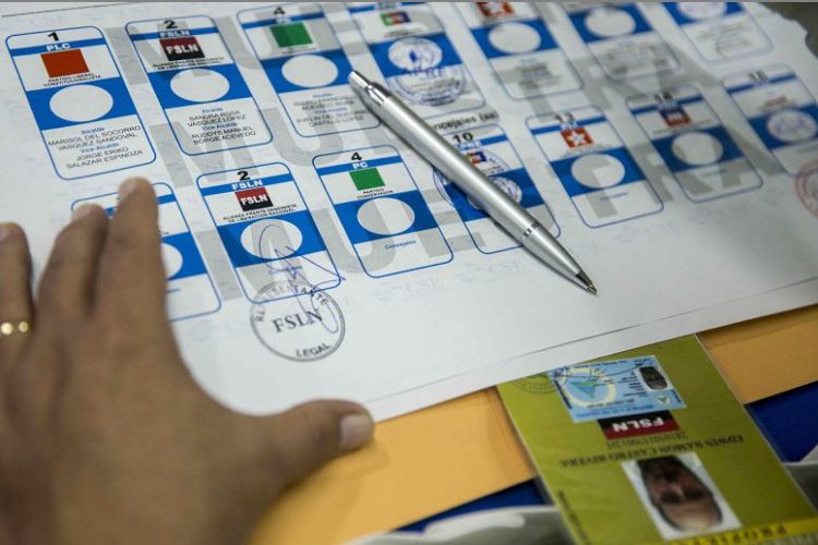 Boleta electoral de las votaciones municipales, con la bandera de cada partido.