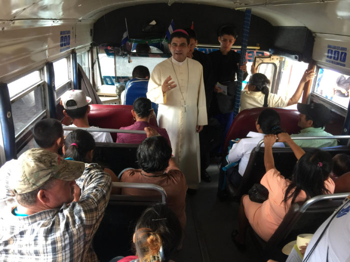 Monseñor Rolando Álvarez sorprende al predicar en buses de Matagalpa