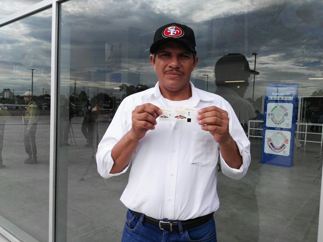 El primer aficionado que entró al Estadio Nacional de Beisbol Dennis Martínez
