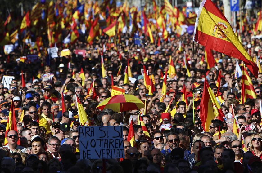 Cientos de catalanes marchan contra la declaración de independencia