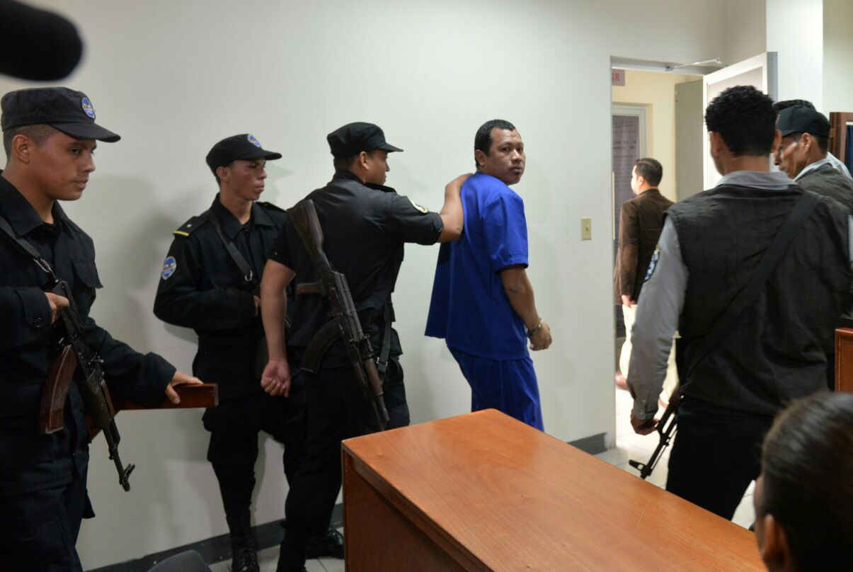 Exmilitar que decapitó a Karla Estrada pide rebaja de condena y trato humano