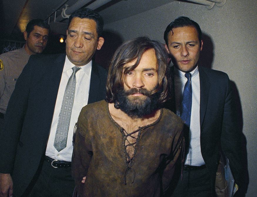 Charles Manson, asesino en serie de Estados Unidos, muere a los 83 años