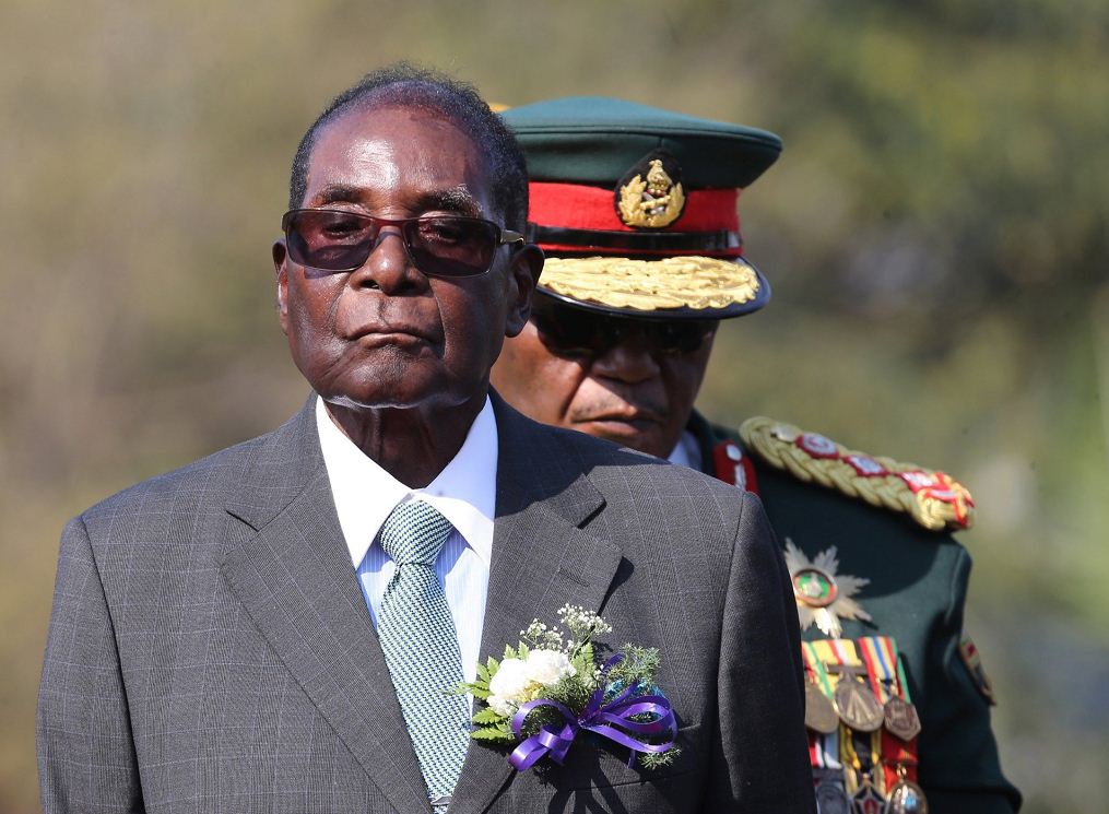 Mugabe se aferra al poder de Zimbabue pese a presiones