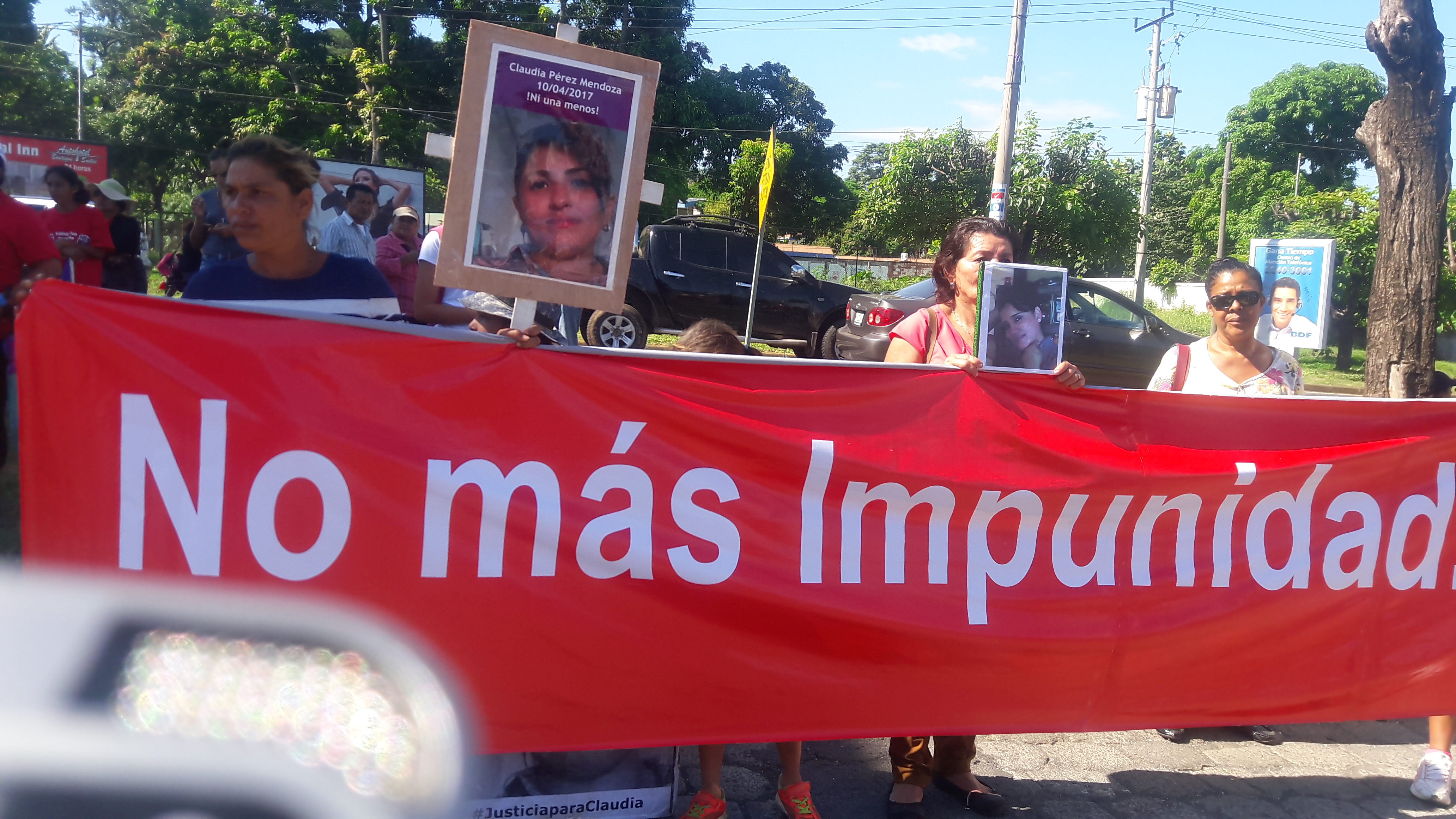 Mujeres esperan ser escuchadas por obispo Silvio Báez