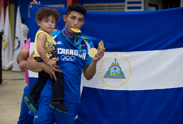 Orlando Vásquez emula a su padre, barre en las pesas y logra tres medallas de oro