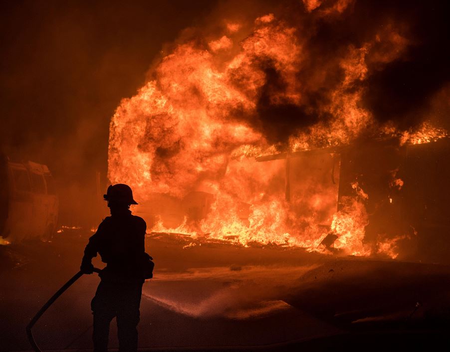 27,000 personas evacuadas por un incendio en California