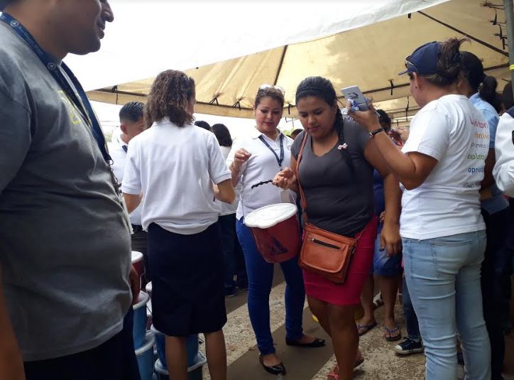 Decenas buscan un paquete afuera del Banco Central de Nicaragua