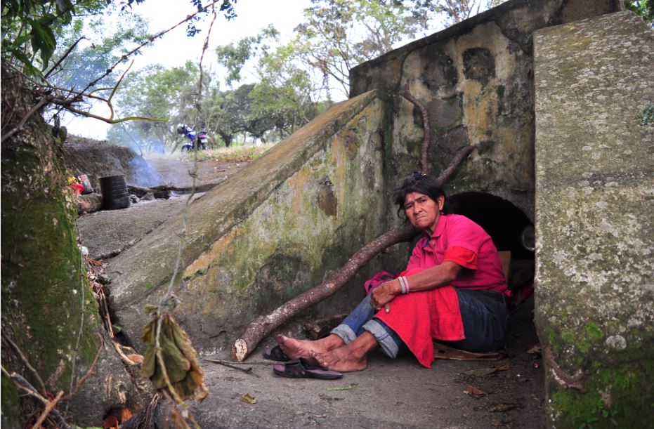 Tiene 70 años y vive en una alcantarilla camino a Camoapa, Boaco