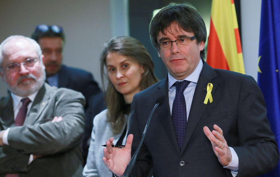 Carles Puigdemont anuncia que «por el momento» continuará en Bélgica