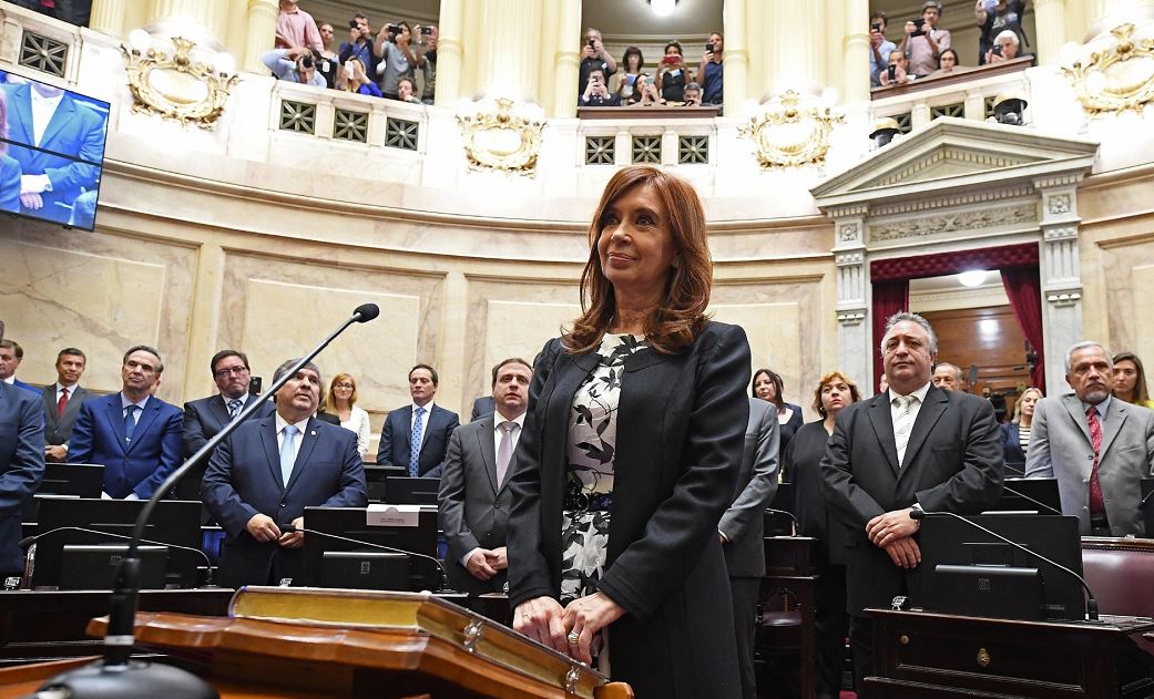 Un juez pide arrestar a la expresidenta argentina Cristina Fernández por encubrir a terroristas