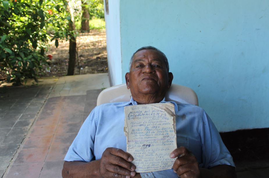 El hombre que lleva 31 años anotando nombres y fechas de fallecidos en los Horconcitos, Rivas