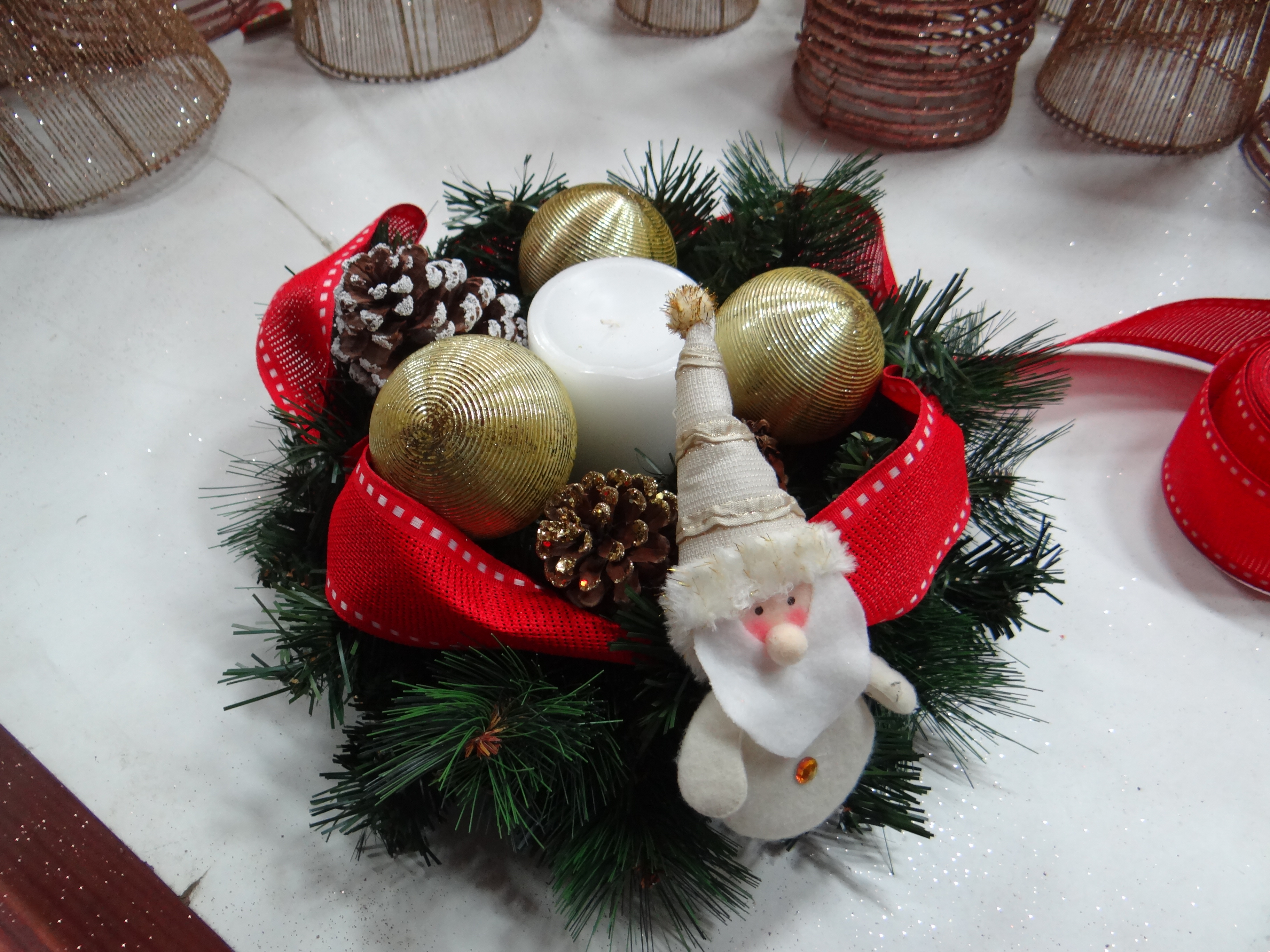 El paso a paso para hacer un centro de mesa navideño