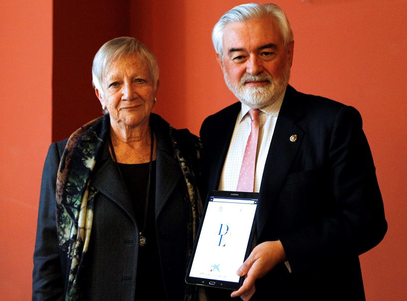 El director de la Real Academia Española (RAE), Dario Villanueva, y Paz Battaner, anuncian las modificaciones llevadas a cabo en la edición digital de su diccionario. LA PRENSA/EFE/Álvaro Sánchez