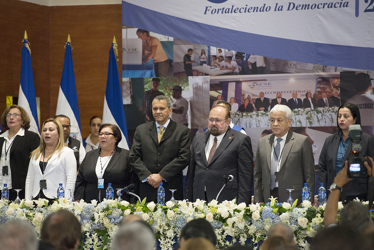 Alcaldes piden que no sea Roberto Rivas quien los juramente