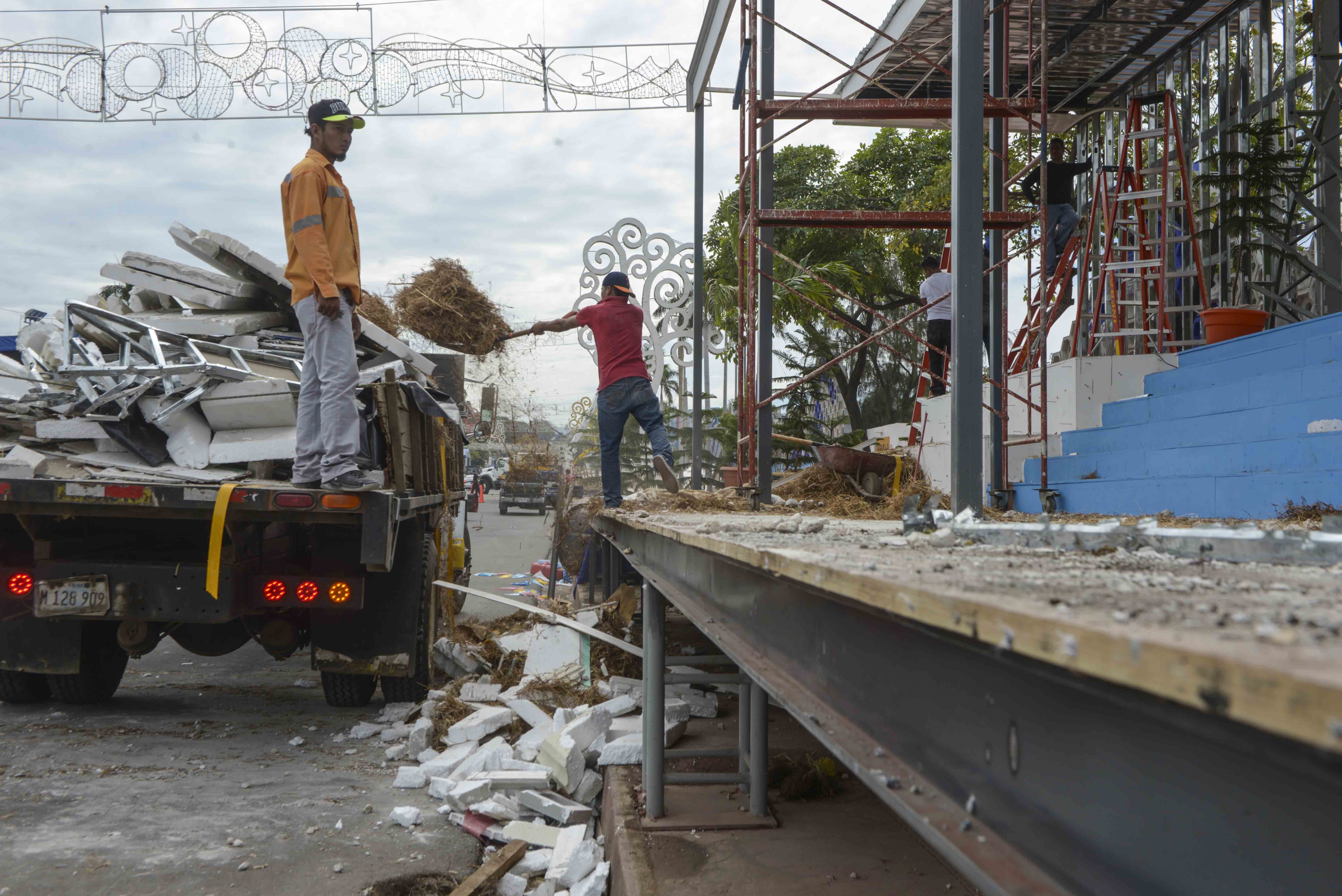 Retiran altares de la Avenida Bolívar antes del Día de los Reyes Magos