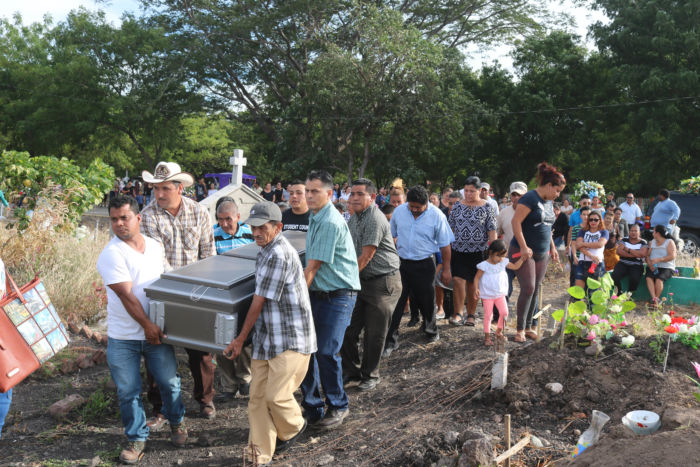 Entierran a mujer que fue asesinada de una cuchillada por su expareja en Sébaco