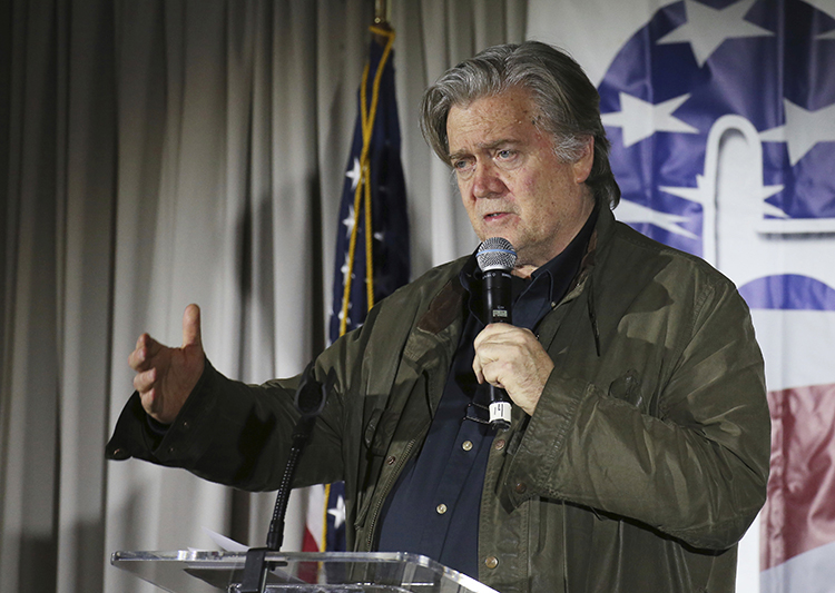 Abogados de Trump envían al exasesor Steve Bannon un documento para que cese sus acusaciones
