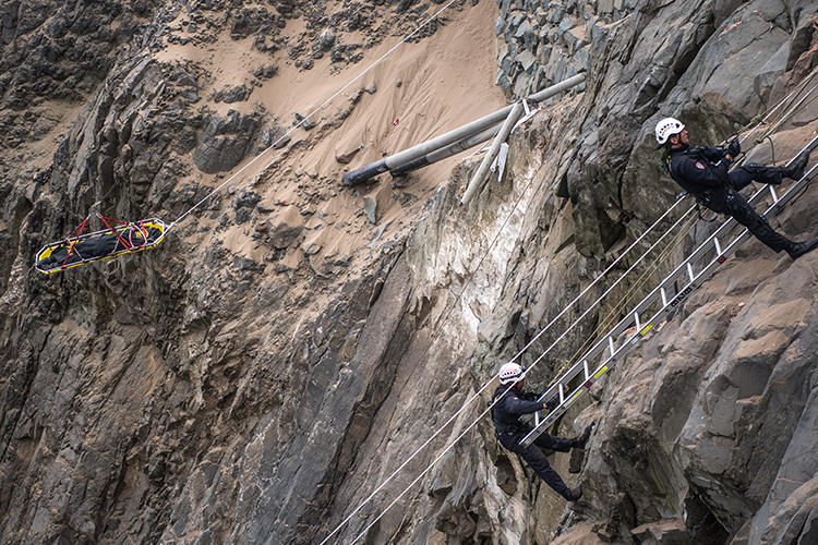 Autoridades rescatan dos cuerpos y aumenta a 53 la cifra de muertos por un accidente en Perú