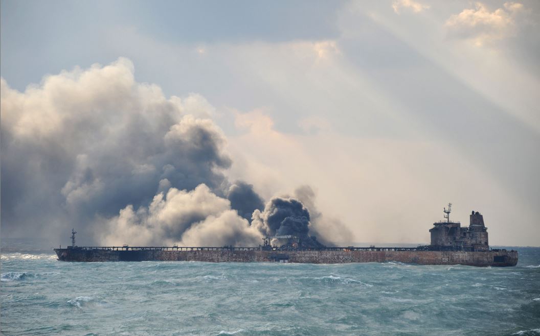 Una explosión sacude petrolero iraní accidentado pero se desconoce su alcance