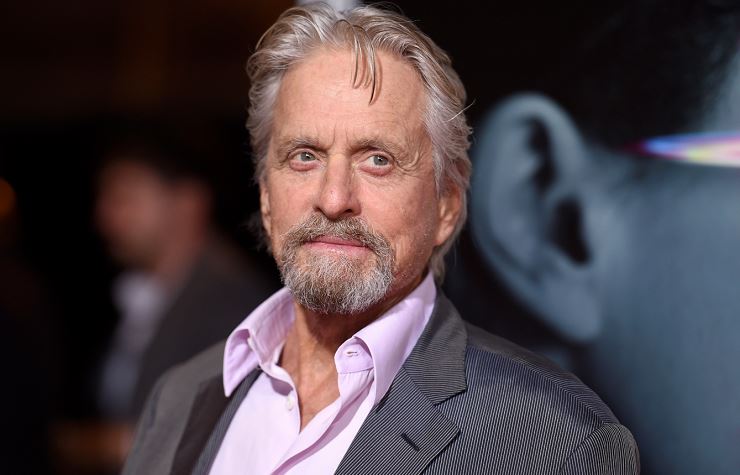 Michael Douglas niega mala conducta sexual con escritora