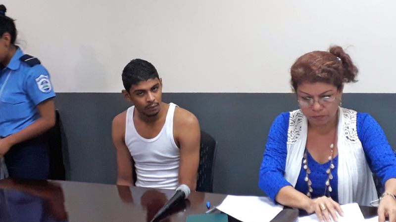 Mujer escapa de morir degollada por cuchilladas de su expareja