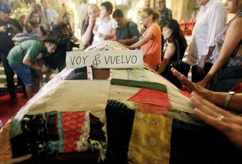 Varias personas asisten al velatorio del poeta chileno Nicanor Parra en la Catedral Metropolitana de Santiago (Chile). LA PRENSA/EFE/Esteban Garay