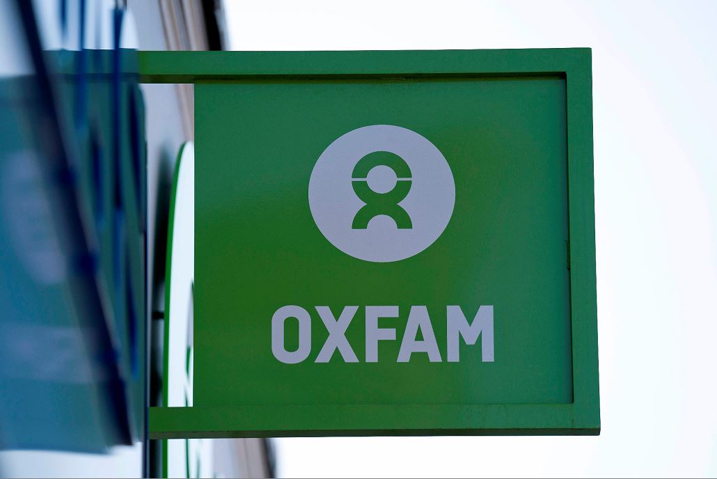 Exdirector de Oxfam reconoce haber pagado a prostitutas en Haití
