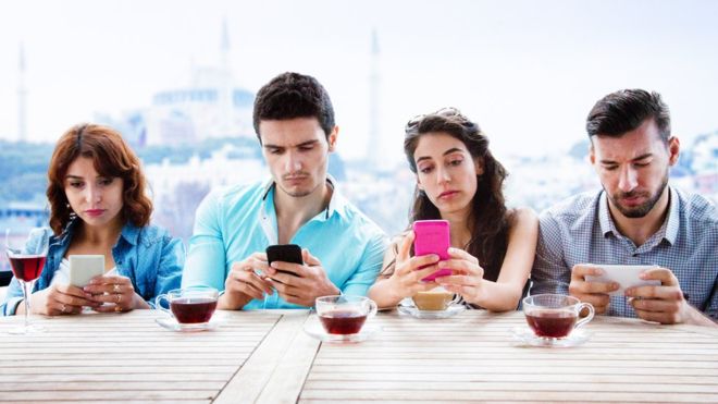 «Cuando quedas atrapado en ese bucle, es muy difícil romperlo»: los motivos de los desconectados, los anti-redes sociales que abandonan su vida en internet