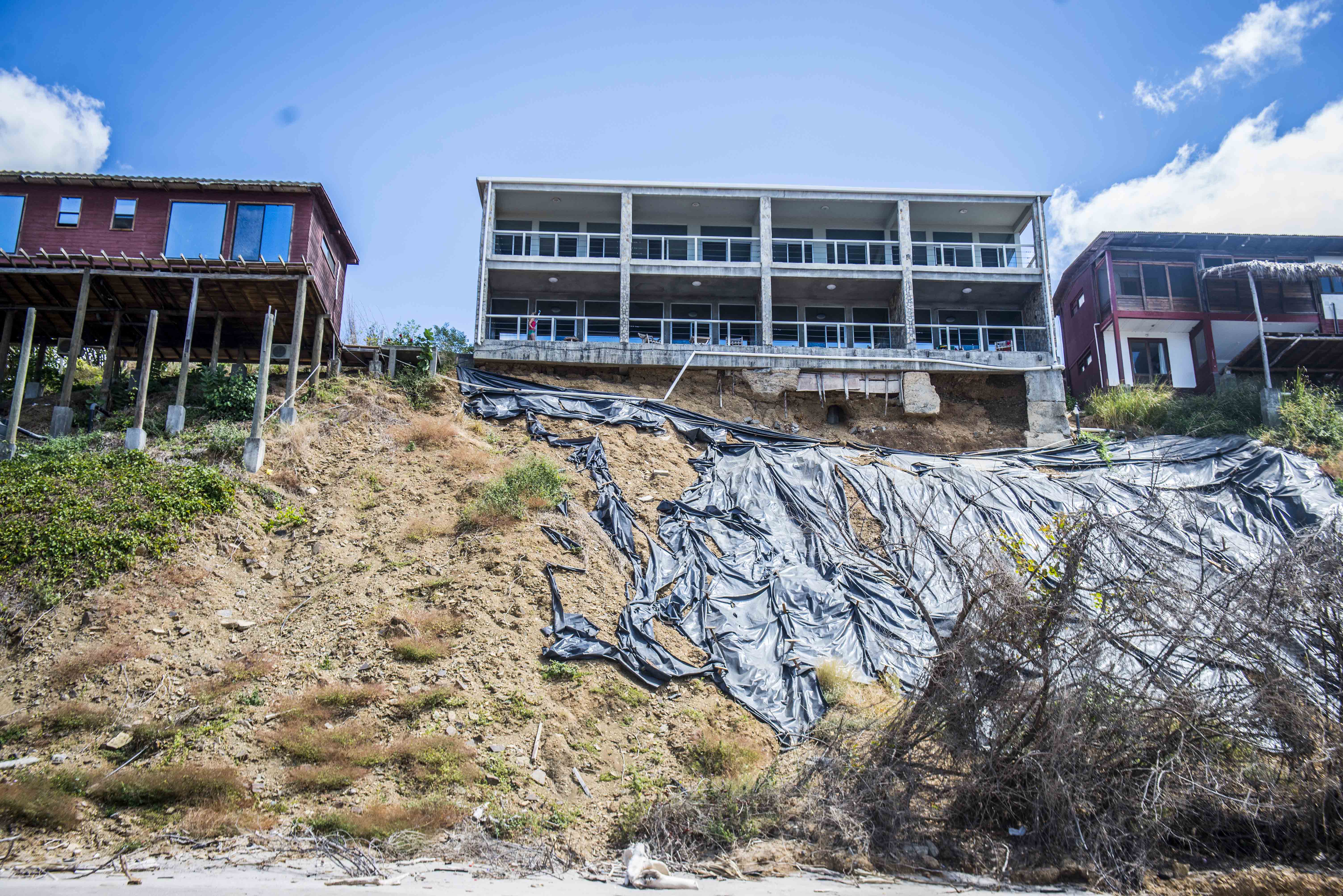 Derrumbe parcial de hotel en playa Popoyo de Tola expone a turistas