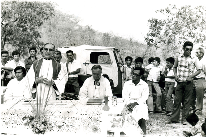 Monseñor Óscar Romero, arzobispo de El Salvador, celebrando una misa el 23 de marzo 1980. Un día antes de ser asesinado. LA PRENSA/ Archivo