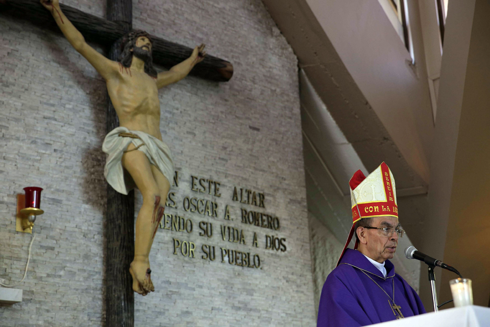 El cardenal Gregorio Rosa Chávez dando misa en el mismo altar donde asesinaron a su amigo monseñor Romero, en 1980. LA PRENSA / Agencias