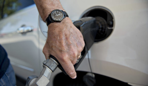 Las gasolinas registrarán una fuerte baja en su precio este domingo. Leé las tendencias