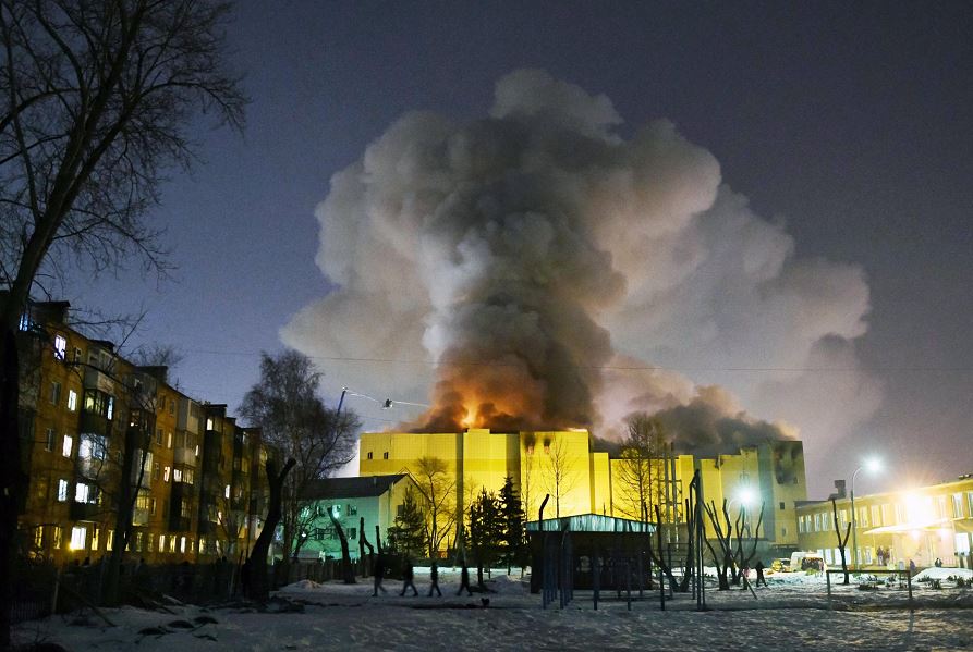 Al menos 64 muertos tras el incendio en un centro comercial en Siberia