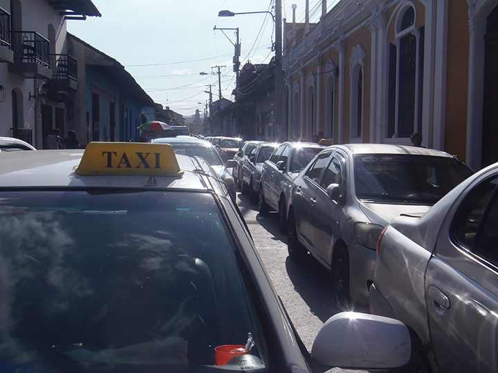 Unos 100 taxistas legales exigen salida de los “piratas” en Granada
