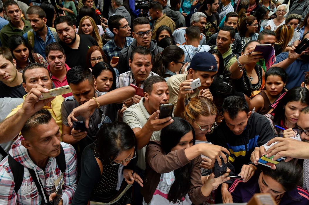 Venezolanos abarrotan consulado chileno para solicitar visa especial