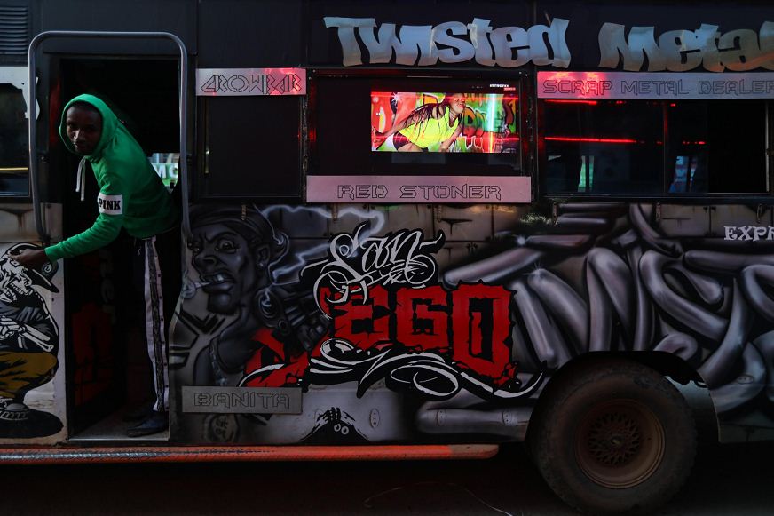 Autobuses y mototaxis pintados con grafitis, además llevan pantallas de televisión e internet