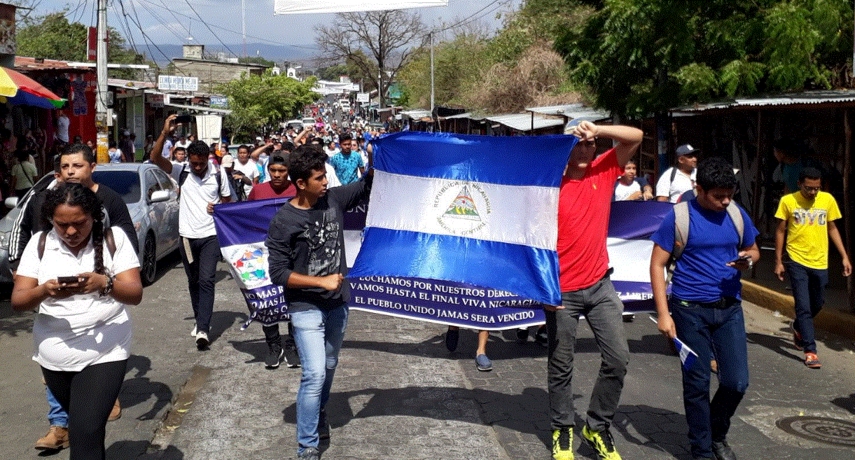 Antimotines reprimen a manifestantes que protestan contra reformas al INSS en Masaya
