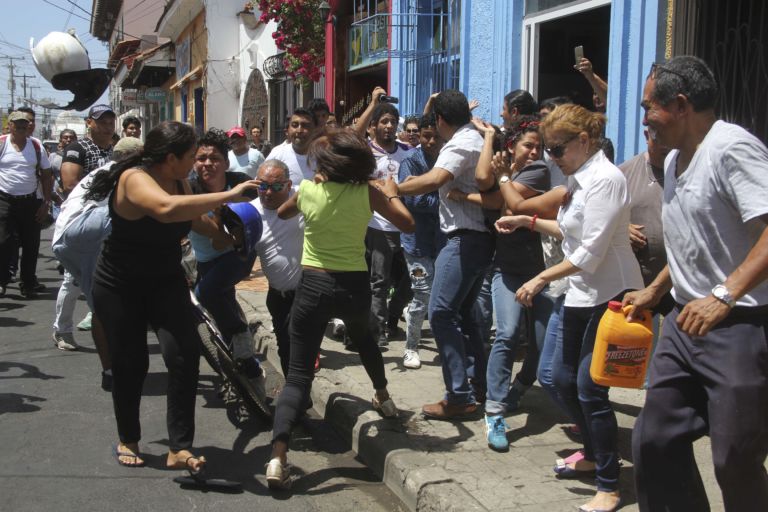 Ciudadanos que protestaban por reformas al INSS resultan agredidos por turbas orteguistas en León