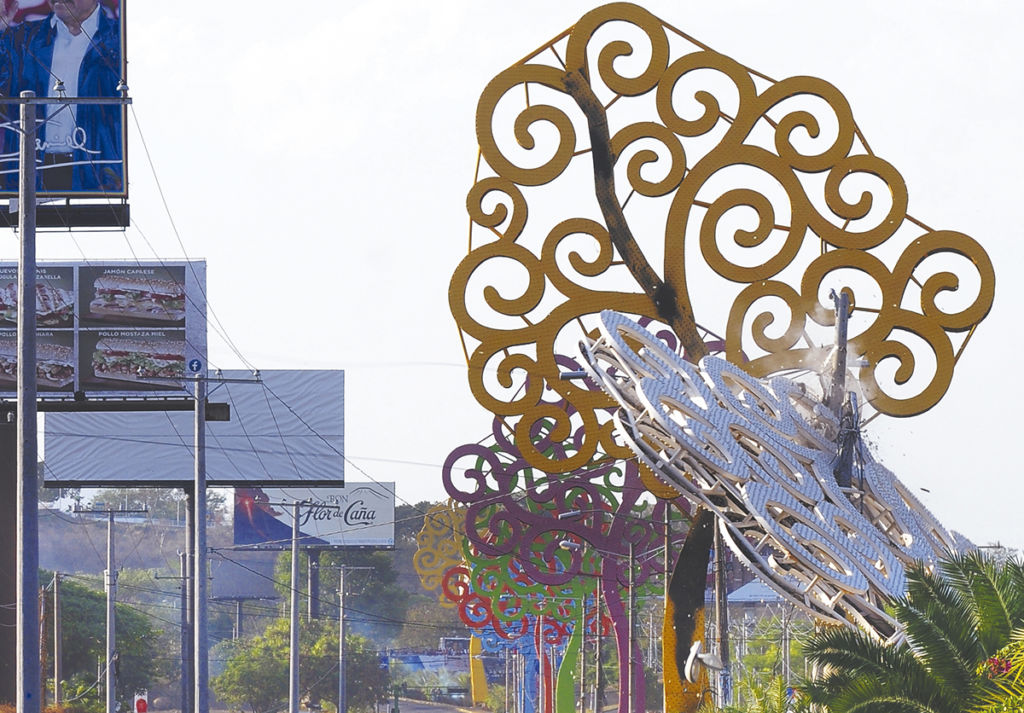 El primer “árbol de la vida” se derribó el viernes 20 de abril de 2018, cerca de la Catedral de Managua. LA PRENSA/Roberto Fonseca