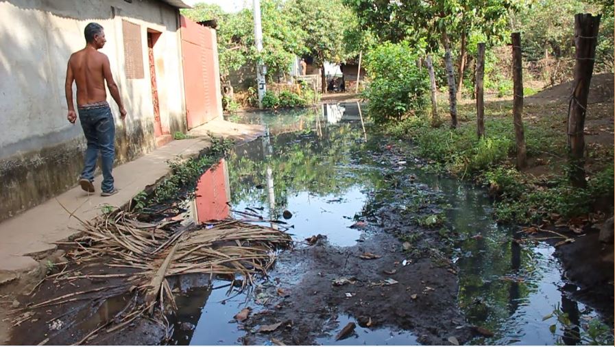 Barrios de Chinandega entre «ríos de aguas podridas»